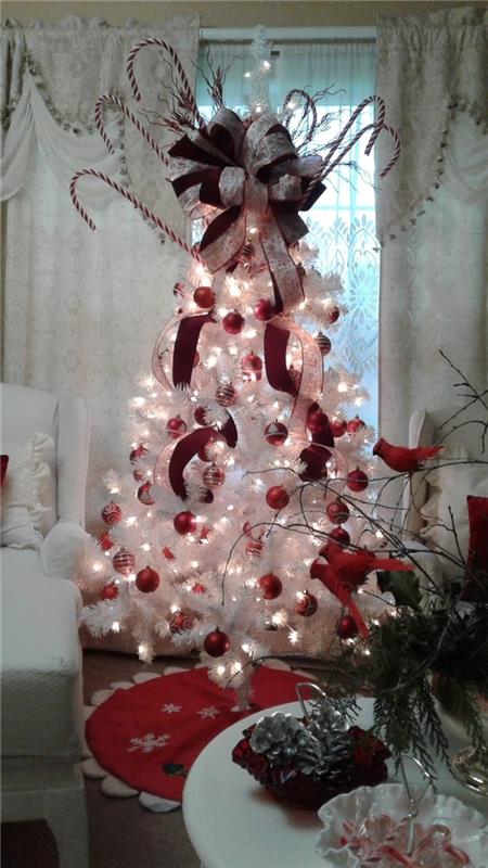 biely vianočný stromček interiérový dizajn vianočné svetlo falošný strom zasnežené konáre gule červená stuha
