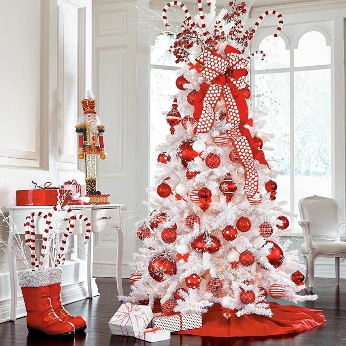 vitt julgran falska träd vita grenar rött band stora julgranskulor röda