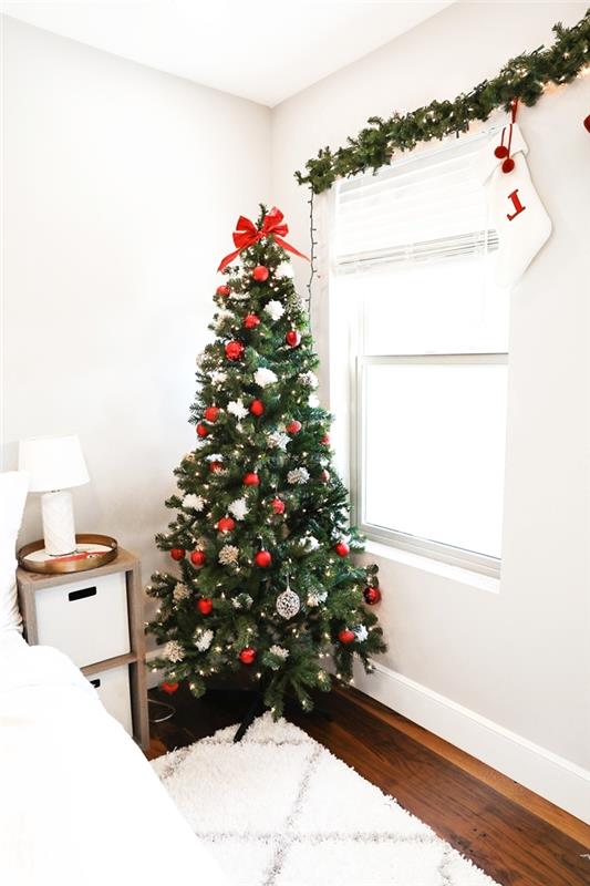 vianočný stromček zdobený v dvoch farbách tradičný štýl minimalistická výzdoba červené ozdoby zemiaky