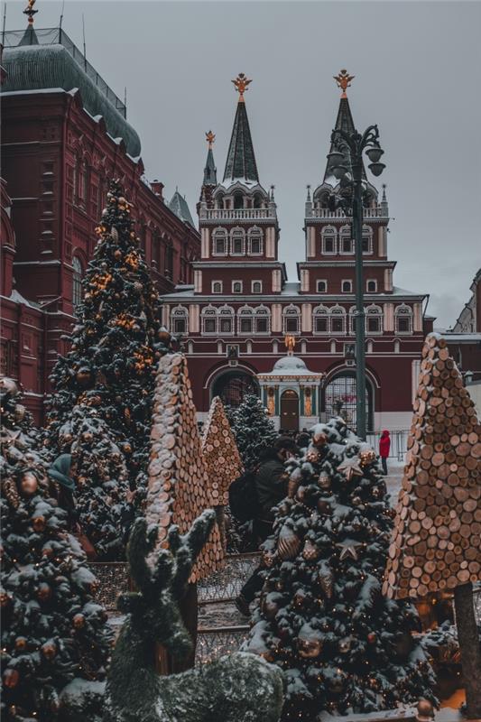 god jul bild för låsskärm, utomhus juldekorationsfoto med diy träd i trästam