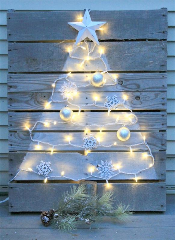 zázračná vianočná ozdoba vyrobená na drevenej palete v bielom, veniec z bielych žiaroviek, vetvička borovice