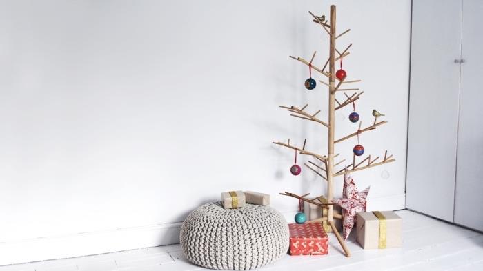 gör en original julgran med träpinnar, inredning i minimalistisk stil med en DIY juldekoration