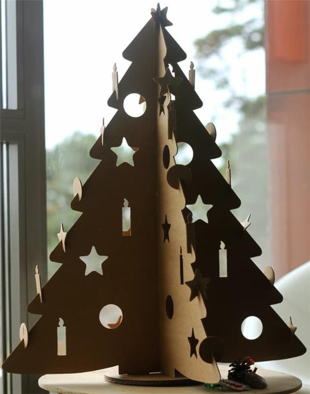 kartónový vianočný stromček, kreatívne vianočné nápady, veľký kartónový vianočný stromček
