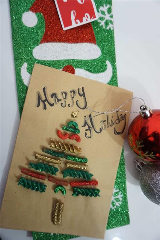 شجرة عيد الميلاد في الملونة الأحمر والأخضر طلاء الذهب المعكرونة بسيطة وسريعة بطاقة عيد الميلاد محلية الصنع