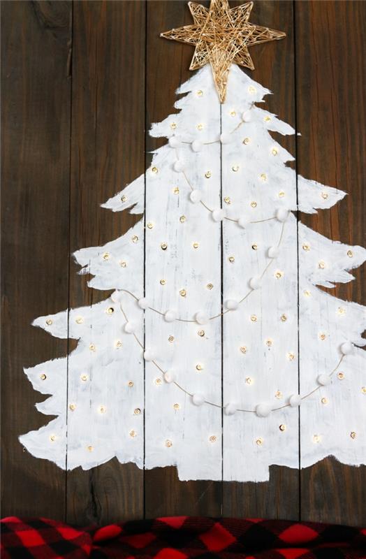 Obrázok vianočného stromčeka, vianočný stromček namaľovaný na palete, hviezda zo zlatej nite, veniec zo strapca, malé vložené svetielka