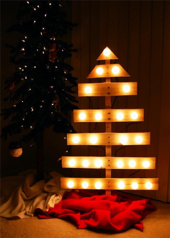 osvetlený plank s žiarovkami, červený pléd, originálny vianočný stromček, ktorý si vyrobíte sami