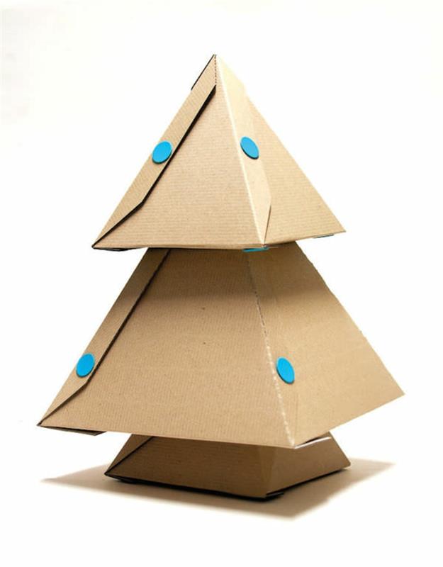 pôvodný vianočný stromček, tri prekrývajúce sa pyramídy tvoriace kartónový stromček