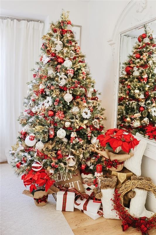 červený a biely vianočný stromček biele záclony zrkadlové ozdoby biele vianočné gule červená stuha