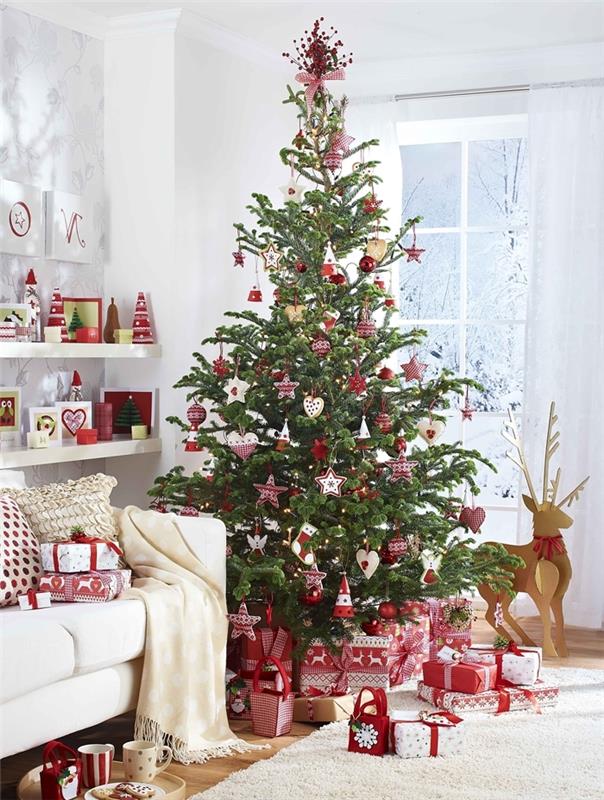 Vianočný stromček červená a biela pohovka biele kárované strapce figúrka jelenie police ozdoby vankúš vianočný falošný stromček
