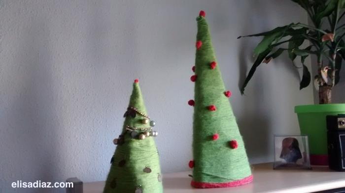 krásne vianočné stromčeky z kartónu a vlnených nití zdobené malými pomponmi a perlami