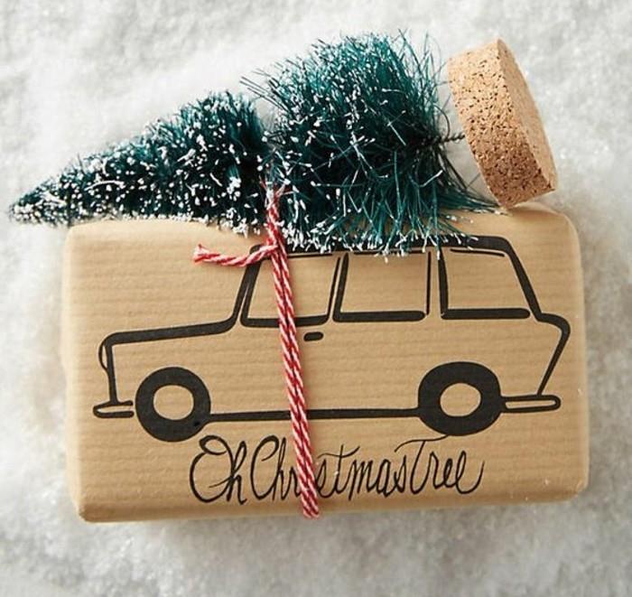 Decorazioni natalizie ، creazioni fai da te ، saponetta incartata e decorata con un alberello e filo