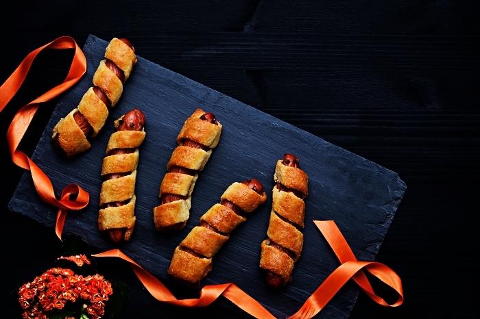 párky halloweenskej múmie pokryté pásikmi na cesto na pizzu, jednoduchý a rýchly recept na Halloween