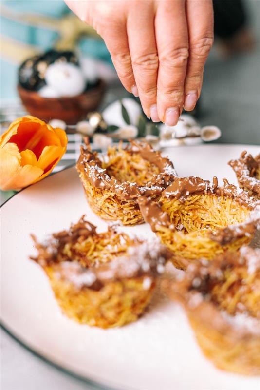 strö bonarna med chokladkokosflingor, idé för en DIY påskdessert