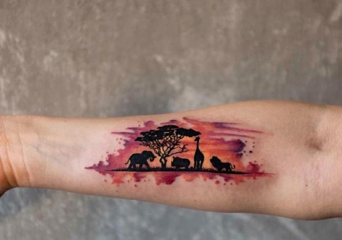 savana akvarell landskap, coola arm tatueringar, träd och solnedgång, elefant och noshörning, giraff och lejon