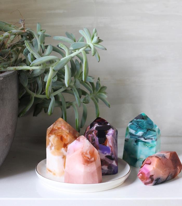 DIY drahokamové mydlo, drahokam s rôznymi farebnými figúrkami, výroba originálneho mydla