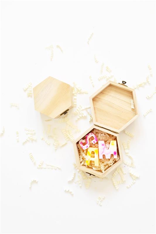 drevená krabička s mydlami v tvare písmen zdobená mramorovým efektom, darček pre milenku, ktorú si urobíte sami