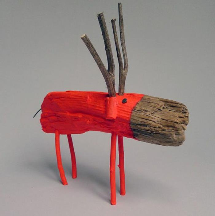 drivvedskulptur, en vänlig rödmålad hjort