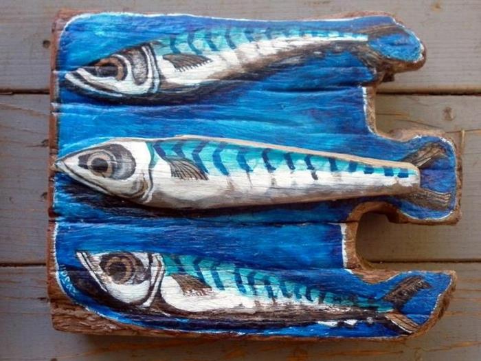 drivvedskulptur, ritning av fisk på träbräda