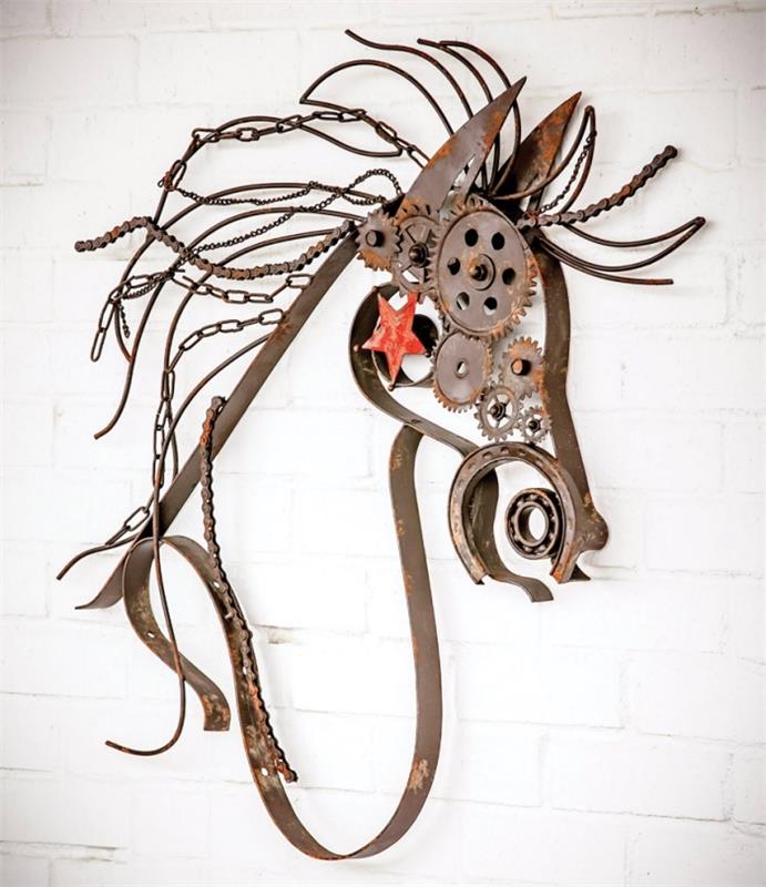 metallväggdekorationsobjekt med djurdesign, exempel på en metallisk skapelse för inredning i form av en häst