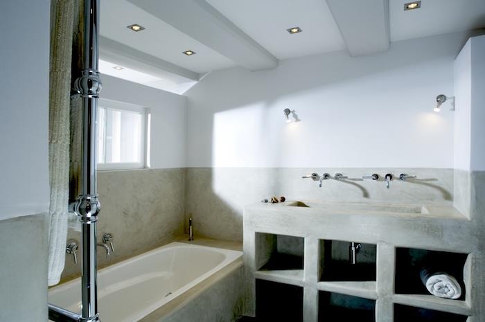 بناء الحمام مع مغسلة صلبة من الأسمنت الخرساني المشمع ، وتغطية الجدران وإطار حوض الاستحمام في TADELAKT