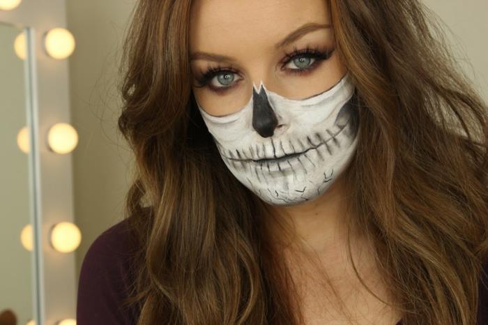 napoly namaľovaná tvár, žena s halloweenskym make -upom, namaľovaným nosom, ľahká žena v halloweenskom líčení