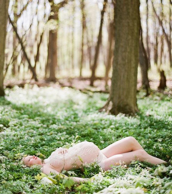 ukážkové fotenie budúca mama fotograf umelecké fotografie tehotná žena les vidiek
