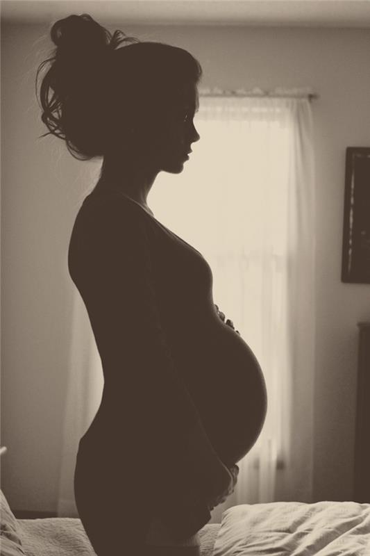 tehotná žena fotograf tehotenstvo foto čiernobiele spomienky okrúhle bruško dieťa
