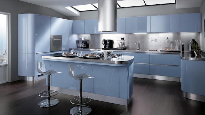 تصميم مطبخ مفتوح باللون الأزرق