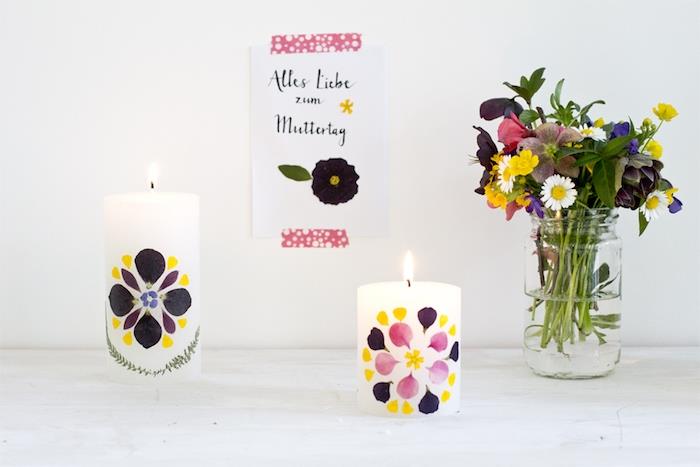 rýchle a jednoduché detské DIY na manuálnu aktivitu Deň matiek, sviečky ozdobené farebnými lupeňmi kvetov