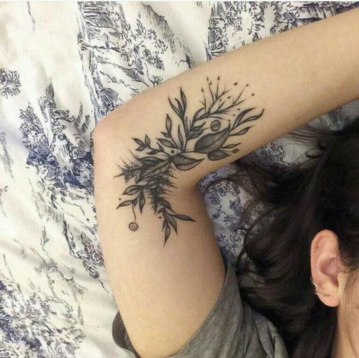 Roztomilé tetovanie kvetov ibišteka alebo pivonky