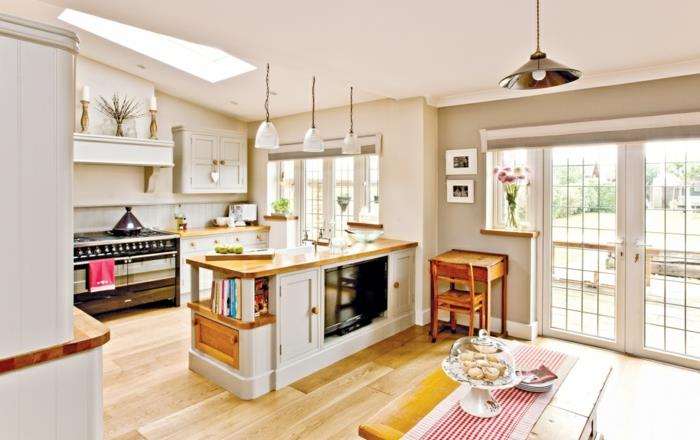 kuchyňa oddelenie obývačky centrálnym dreveným ostrovčekom, biela fasáda kuchynskej linky, svetlé parkety, priestorové usporiadanie v tradičnom štýle