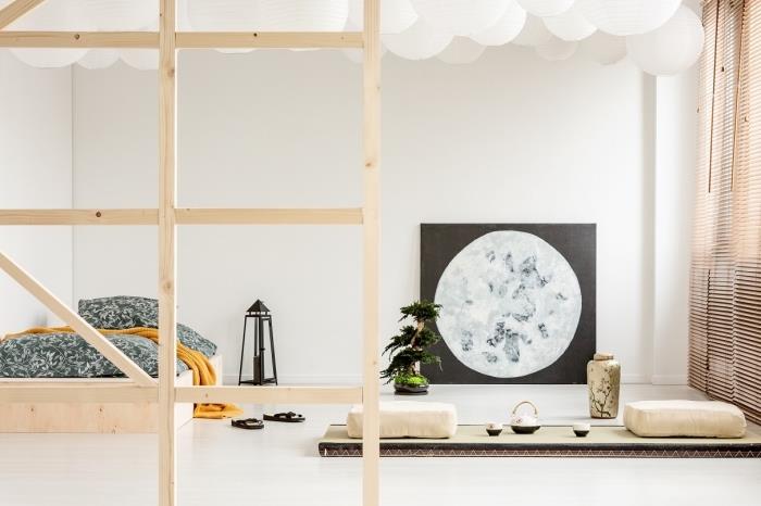 minimalistisk inredning i ett skandinaviskt sovrum med vita väggar möblerade med ljusa trämöbler