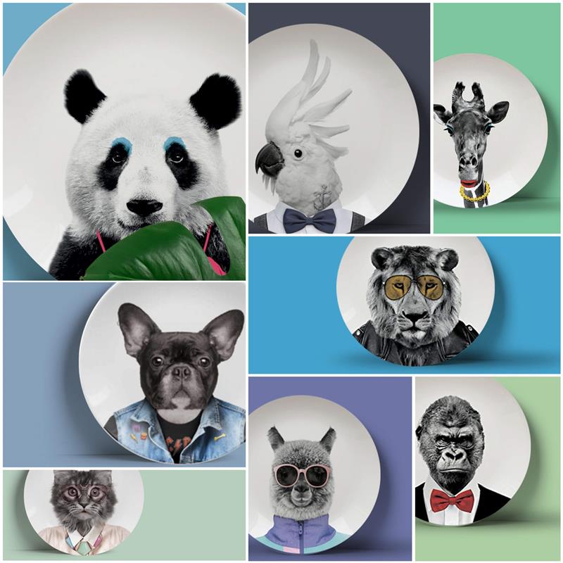vita runda tallriksmodeller med djurmönster, modern bordsdesigntrend med djurfoton