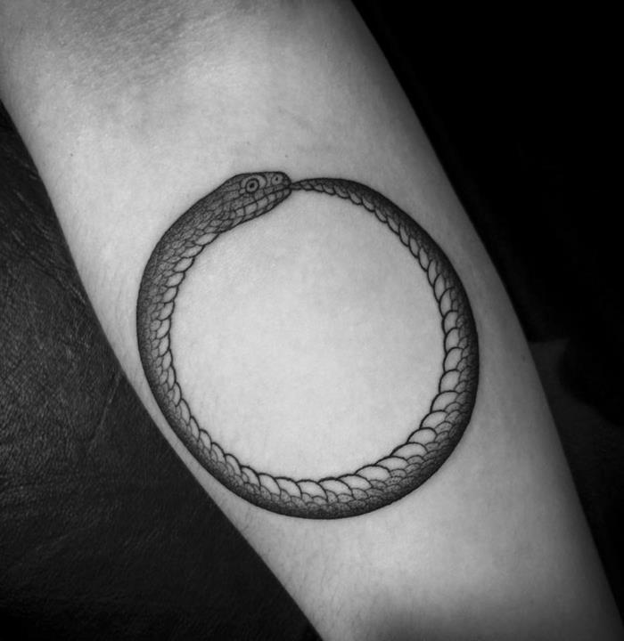 Cool spoločný pár tetovanie, minimalistický nápad na tetovanie, ako sa tetovať, symbol keltského kruhu hada