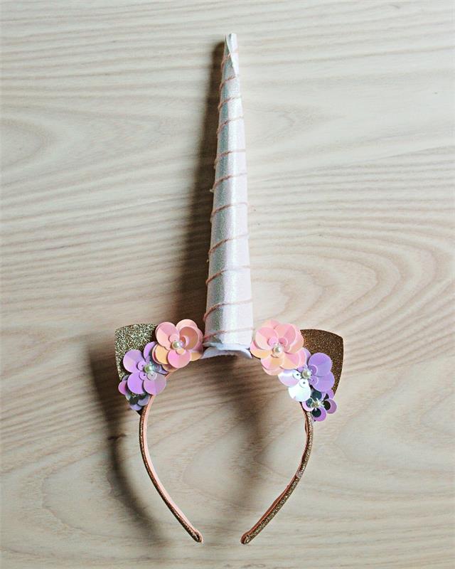 DIY enhörningstillbehör för att komplettera din enhörningsklädsel, enhörningspannband dekorerat med pappersblommor