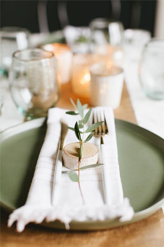 vit servett fransar trä tvättmaskin kvist grönska lock julbord dekoration ljus minimalistisk stil