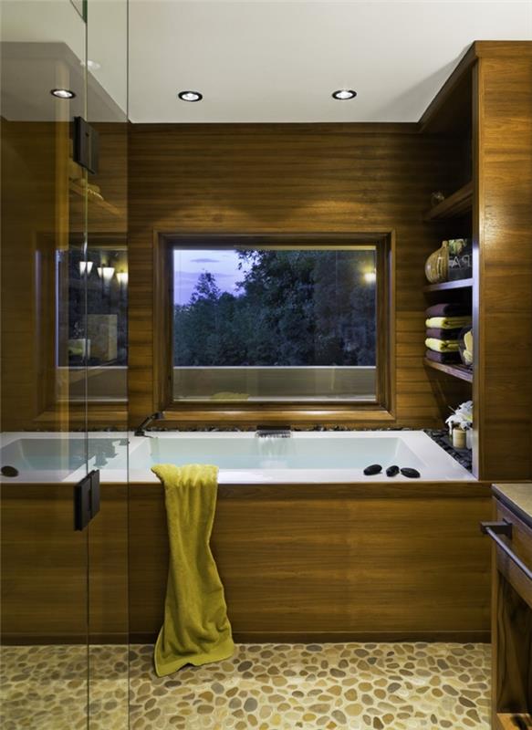 malá kúpeľňa s vaňou, dizajn kúpeľne s drevenými stenami s kamienkovou podlahou a kovovými prvkami