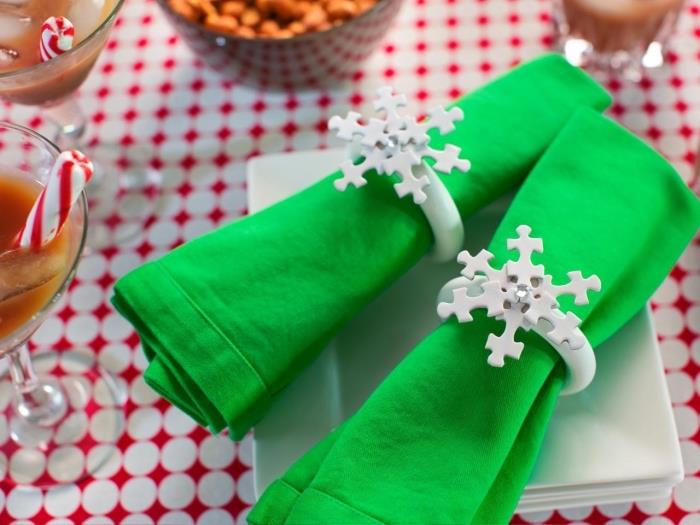 Nápad na skladanie obrúskov na Vianoce, zelená látková šablóna na obrúsky zdobená plastovou guľatinou s dizajnom snehovej vločky