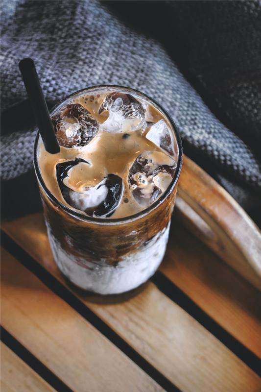 chladný nápoj na leto s kávou s mliekom a kockami ľadu, nápad, ako podávať ľadové latte s kockami ľadu