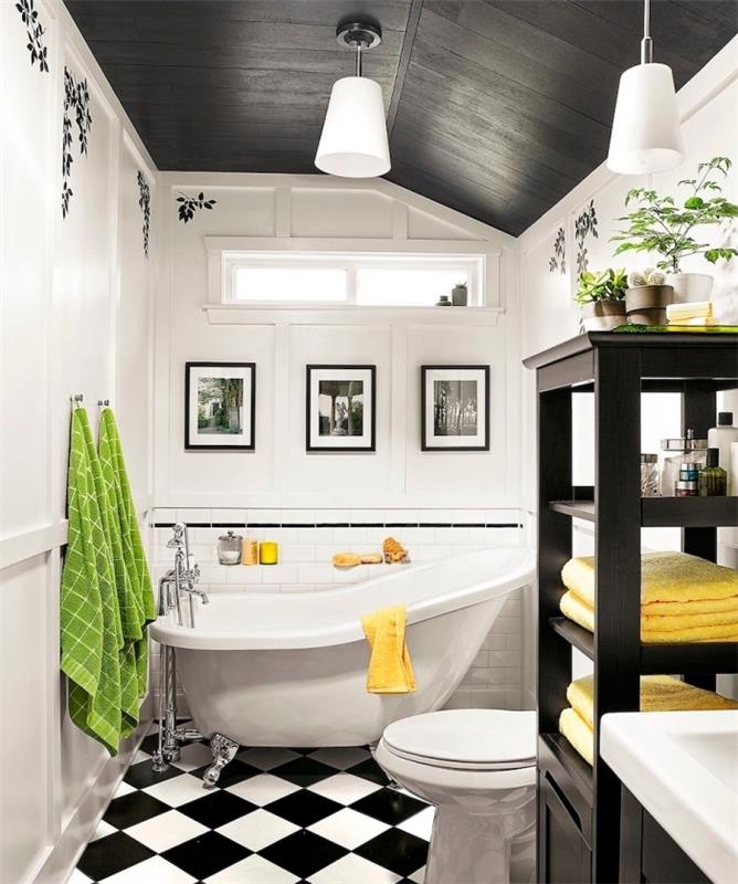 modern inredning i ett badrum med koksgrått tak och vita väggar med vitt och svart klinkergolv, exempelvis liten yta med fristående badkar
