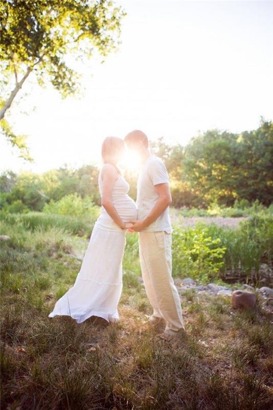 tehotná žena fotografovanie tehotný fotograf pár ležiaci v bielych šatách