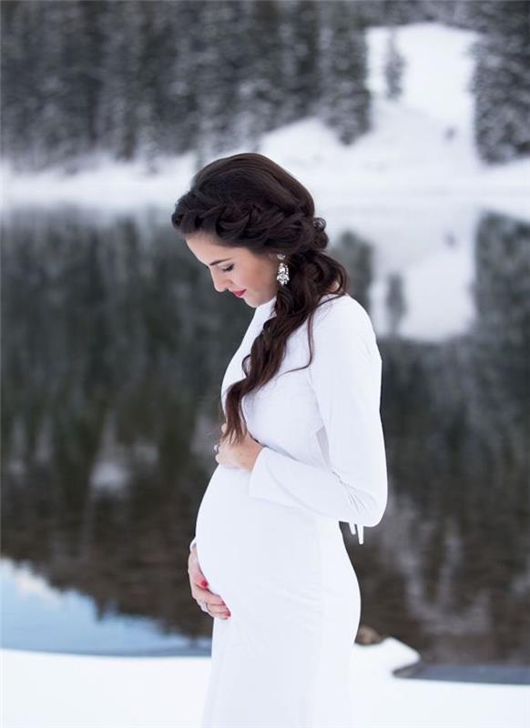 Fotky z tehotenstva foto pár tehotenstvo snehobiele šaty hora