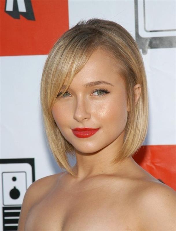 Hayden Panettiere s krátkym blonďavým bobom a bočnými ofinami, s jasne červeným lesklým rúžom