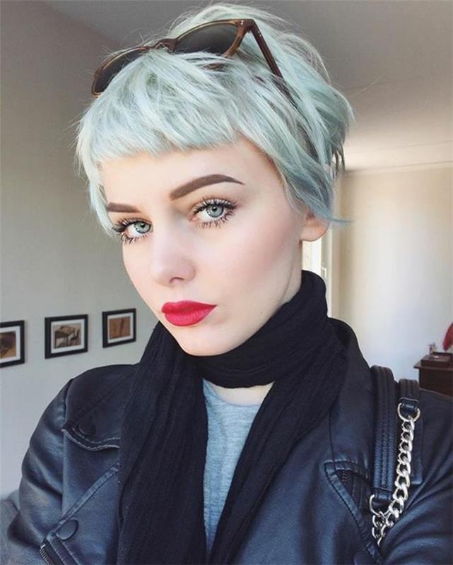 pixie strih, bledá žena s krátkymi bledomodrými vlasmi a ostrihanou ofinou, s jasne červeným rúžom