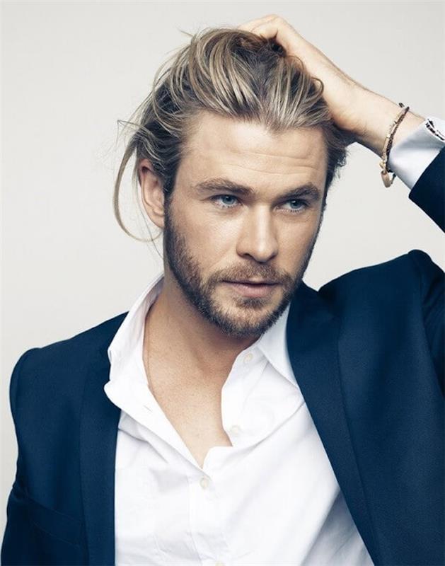 stredne dlhé účesy, Chris Hemsworth si jednou rukou drží vlasy, na sebe má tmavomodrý blejzer a bielu košeľu