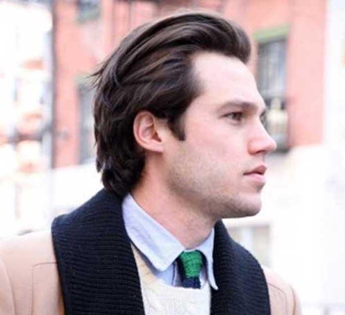 účesy pre vlasy po ramená, elegantne oblečený muž so strniskom, tmavohnedými vlasmi česanými dozadu