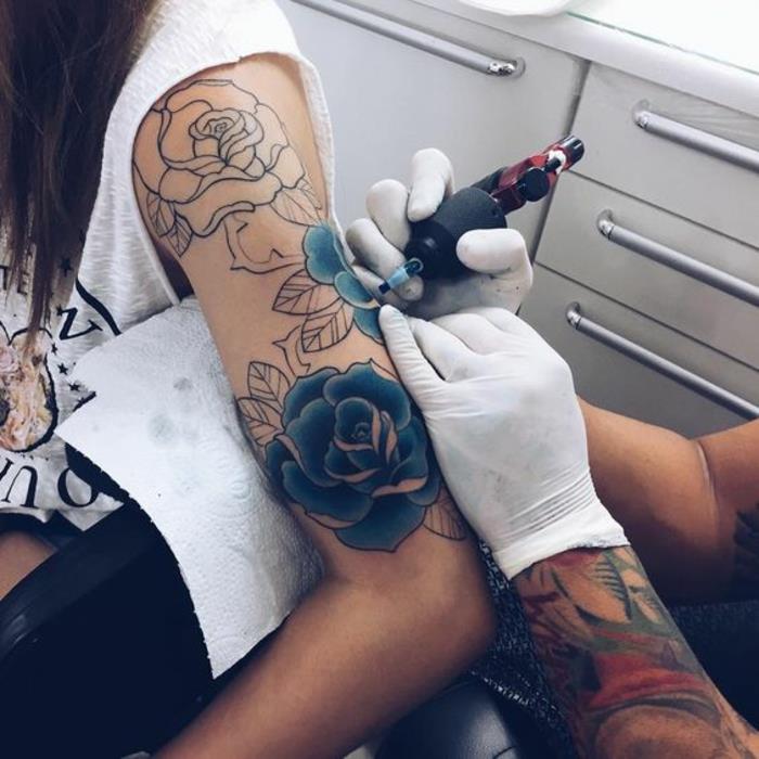 Tetovanie na ramene pre mužov, tetovanie v štýle Old School, štýlové dámske tetovanie s ružou