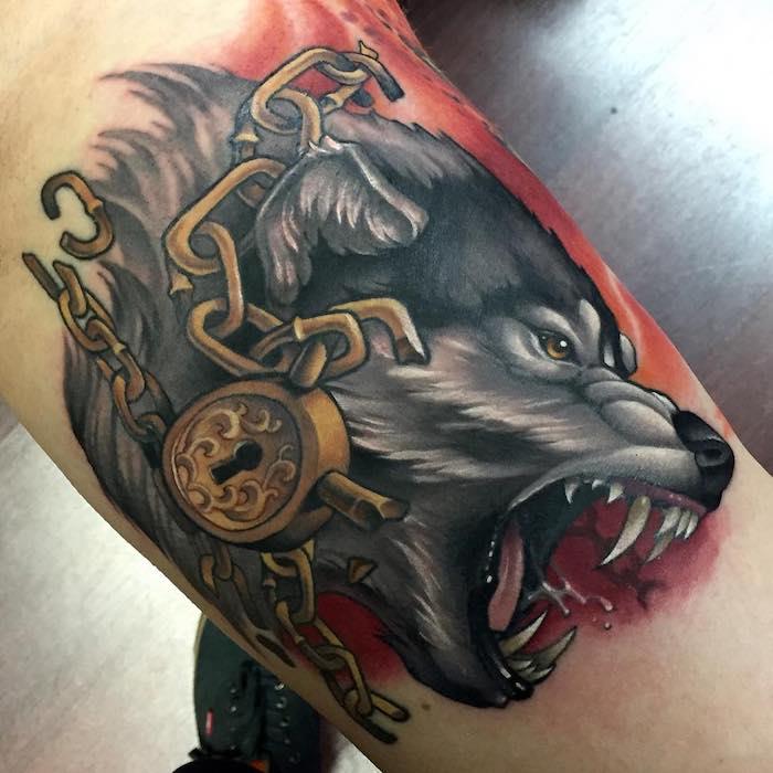 nápad na tetovanie pre mužov, kresba atramentom na nohe, divoké tetovanie vlka
