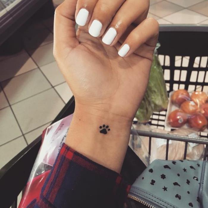 Miniatúrne tetovanie na ruke medvedej labky cool nápad, ako sa tetovať