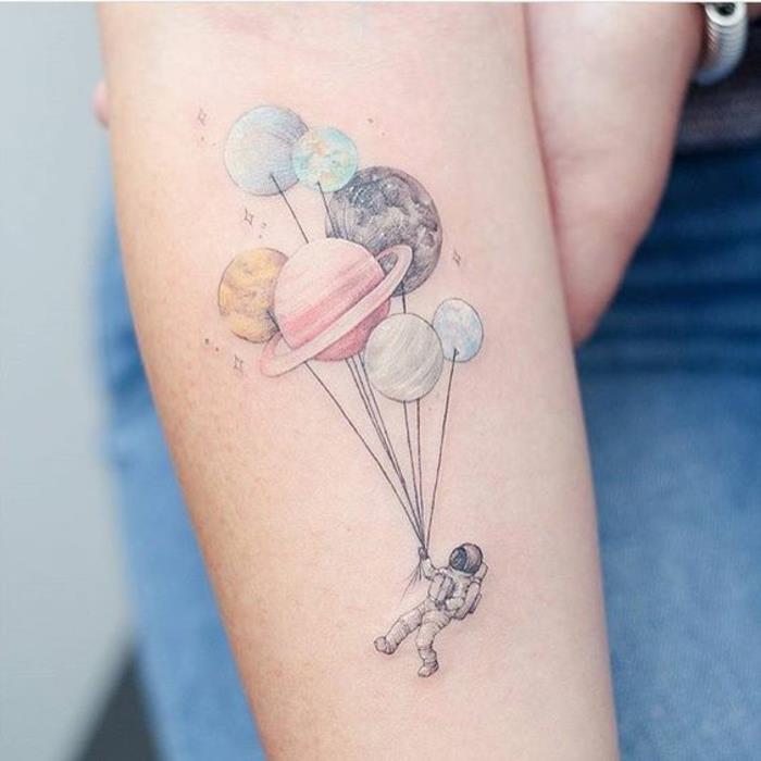 Tetovanie pre ženy planéty astronaut cool nápad farebné tetovanie